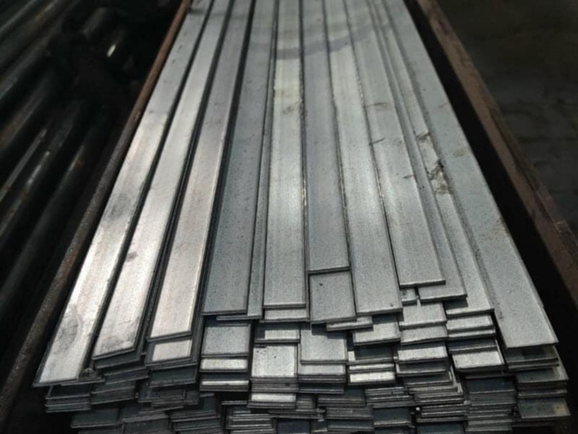 Thép Lá Mạ Kẽm 12 Kỹ sư của Inox Hải Minh đang tư vấn cho khách hàng về việc lựa chọn quy cách thép la phù hợp.