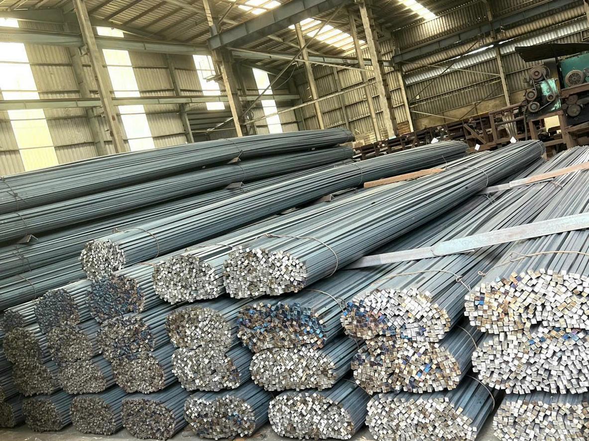 Thép Vuông Đặc 6X6 12 Máy cưa vòng hiện đại đang cắt thép vuông đặc theo quy cách yêu cầu tại xưởng Inox Hải Minh.