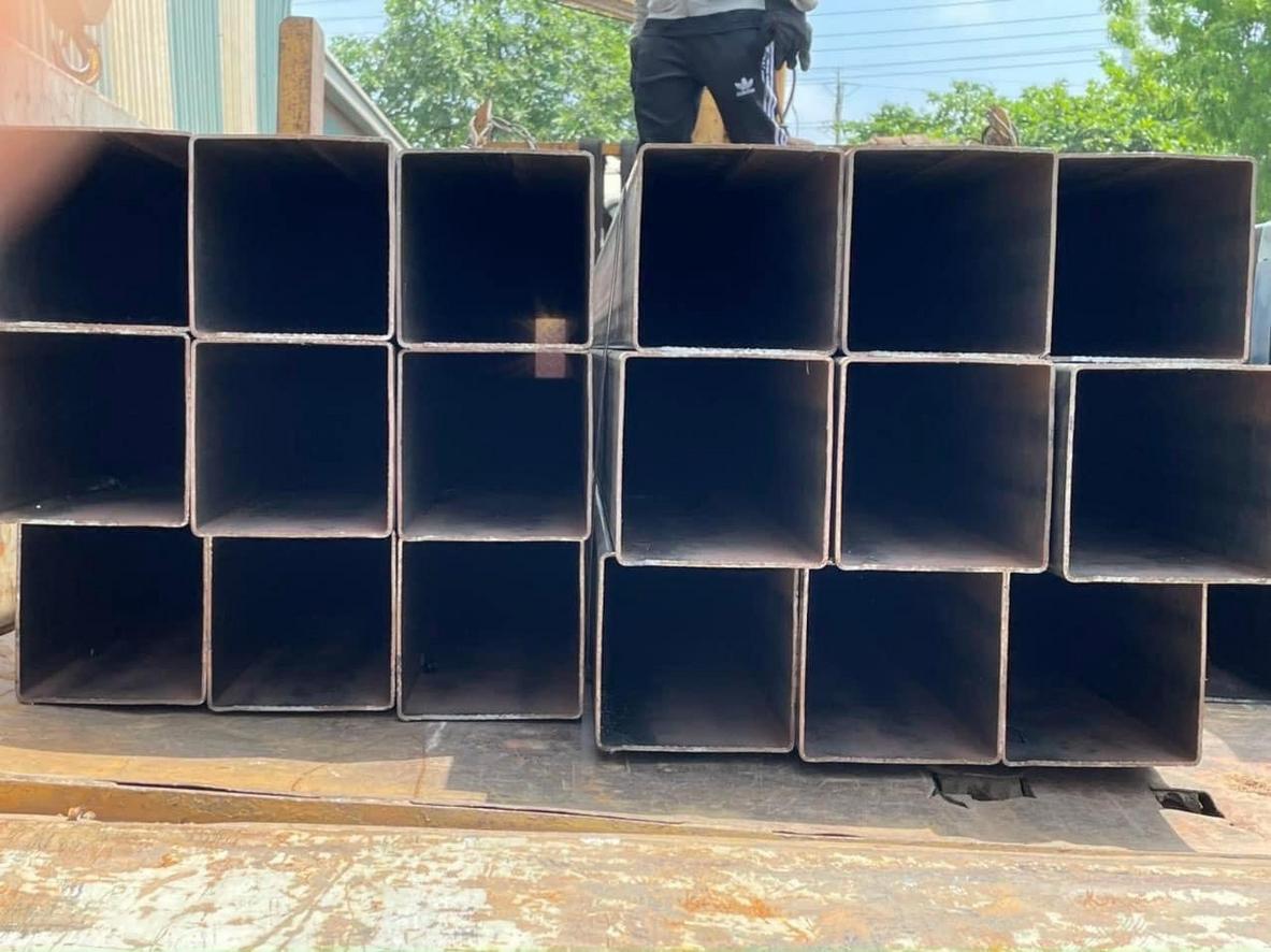 Nhân viên kinh doanh Inox Hải Minh tư vấn và báo giá thép hộp vuông cho khách hàng dự án.