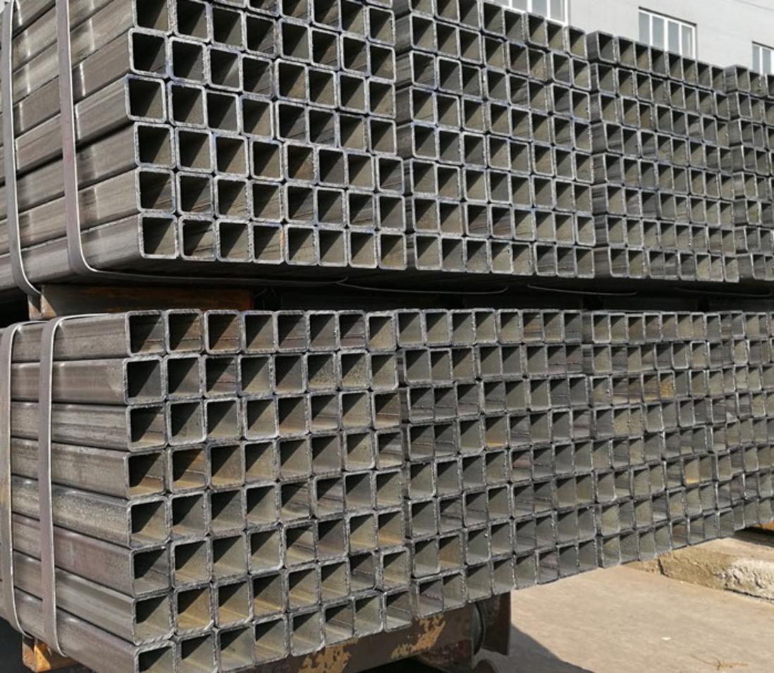 Bể mạ kẽm nhúng nóng, nơi thép được nhúng hoàn toàn vào kẽm nóng chảy để tạo lớp bảo vệ toàn diện.