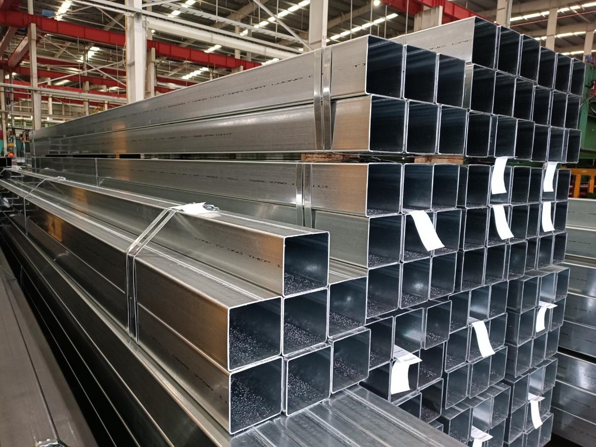 Mặt cắt của thép hộp vuông, hộp chữ nhật và ống thép tròn cho thấy sự khác biệt về hình học kết cấu.