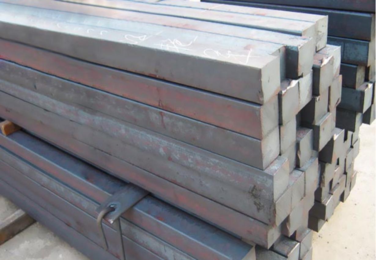 Thép Vuông Đặc 6X6 8 Bảng so sánh đối đầu giữa thép vuông đặc và thép hộp về trọng lượng, chịu lực, giá cả và ứng dụng.