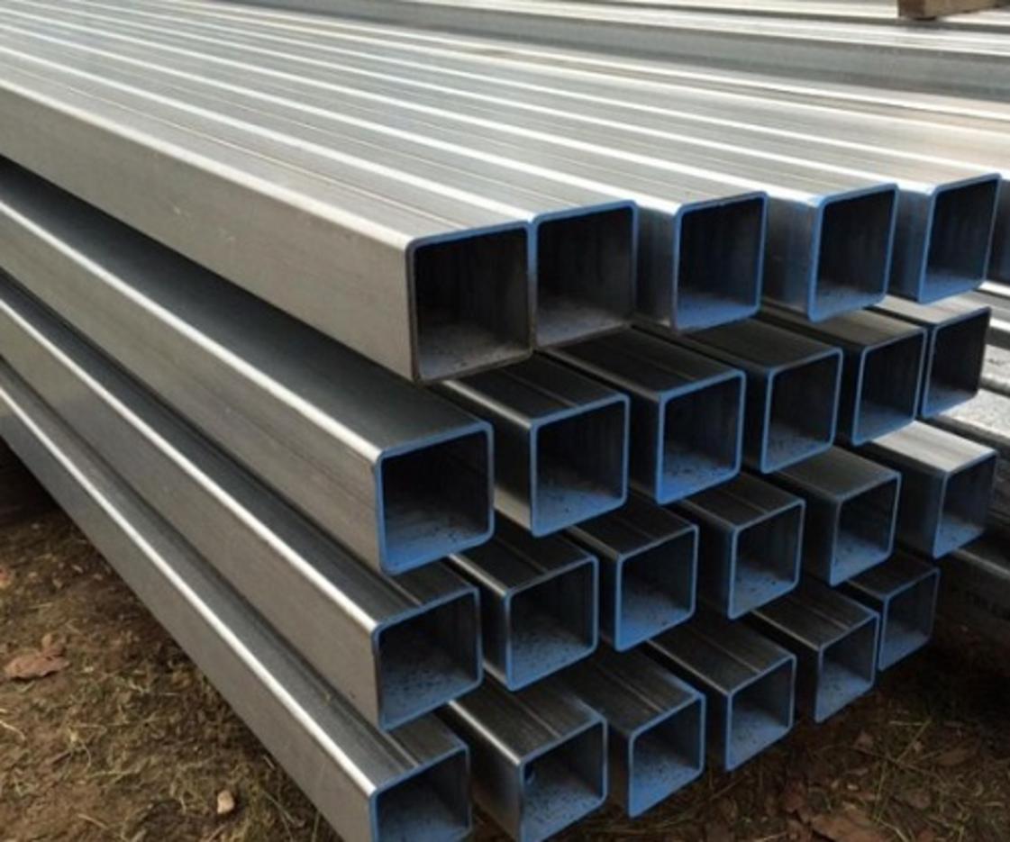 Thi công sơn phủ cho kết cấu thép hộp đen để bảo vệ khỏi các tác nhân gây gỉ sét.