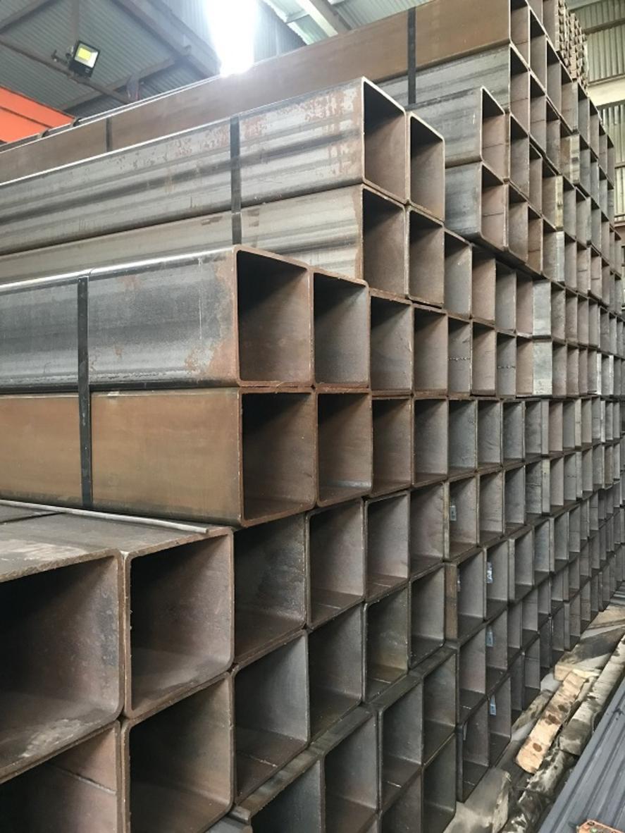 Tem nhãn trên bó thép hộp vuông ghi rõ tiêu chuẩn sản xuất, mác thép và nhà sản xuất.