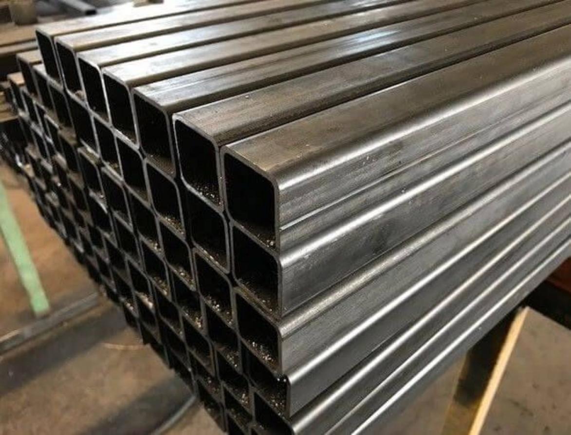 Sự khác biệt rõ rệt về bề mặt giữa thép hộp vuông đen (trái) và thép hộp vuông mạ kẽm (phải).