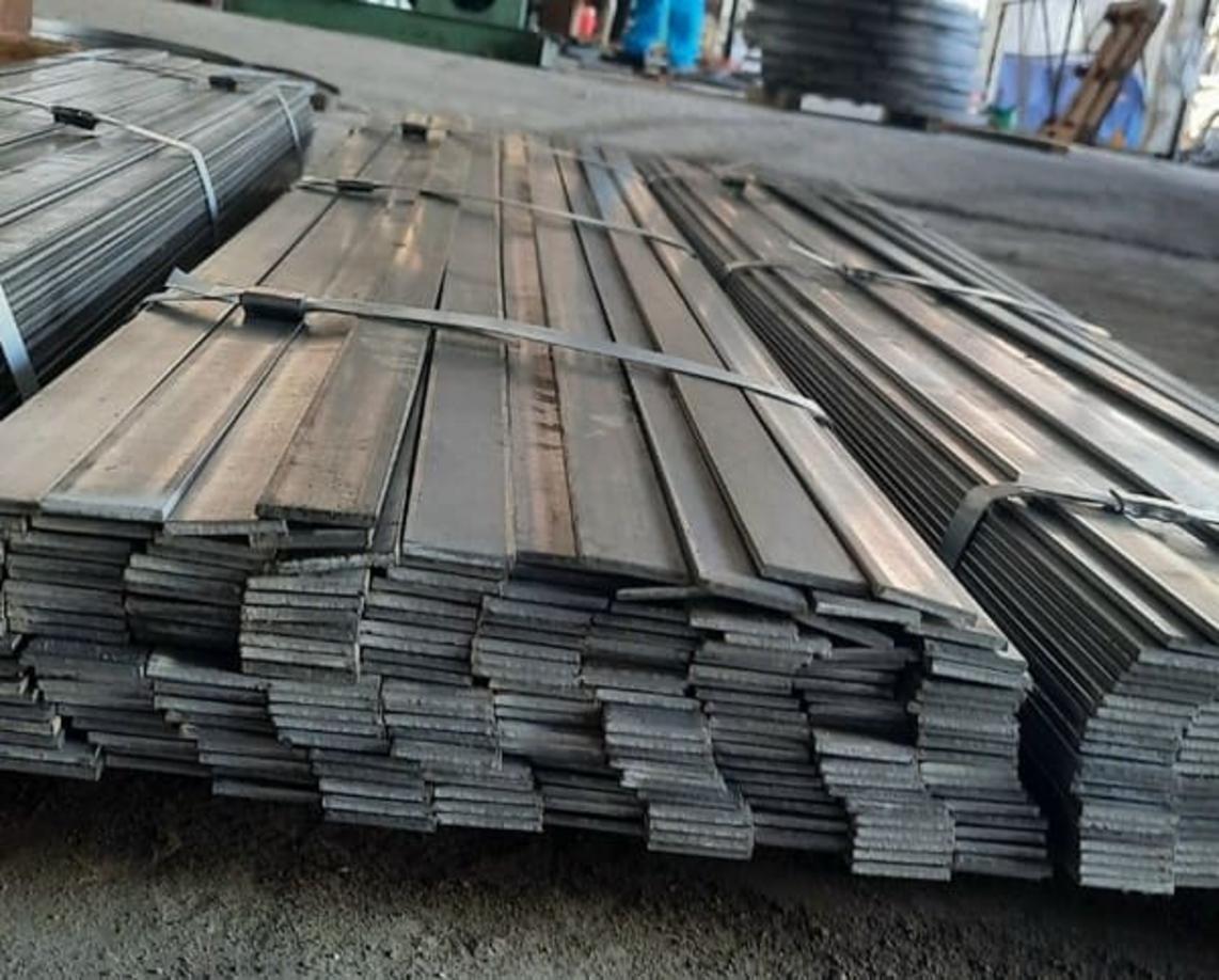 Thép Lá Mạ Kẽm 1 Hình ảnh minh họa các thanh thép la với tiết diện hình chữ nhật đặc trưng.