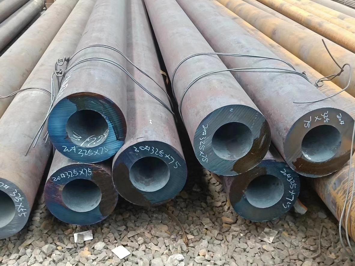 Sự khác biệt rõ rệt về cấu trúc giữa ống thép đúc liền mạch (trái) và ống thép hàn có đường nối (phải).