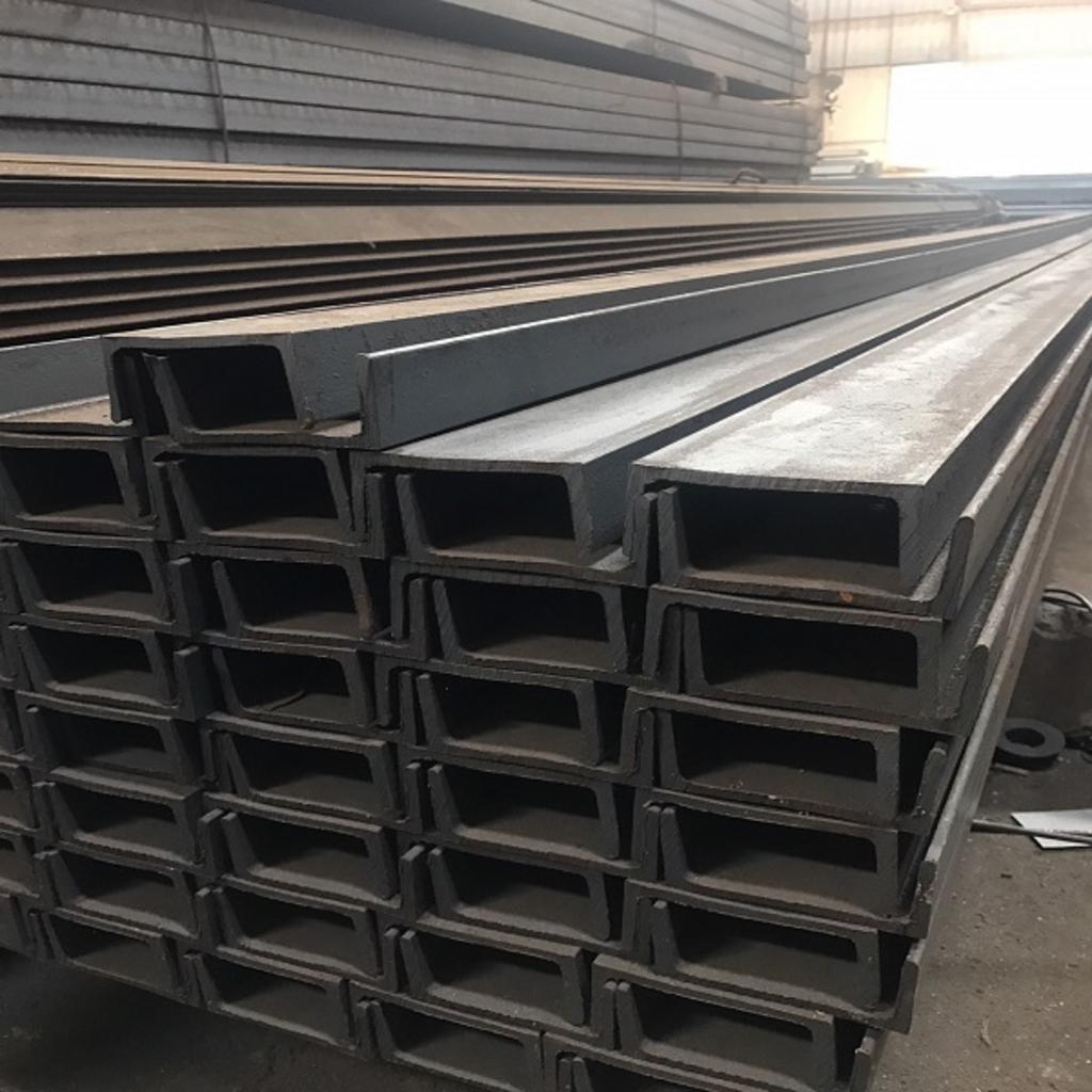 Các bó thép hình U vừa được mạ kẽm nhúng nóng, sẵn sàng cho việc chống chịu ăn mòn.