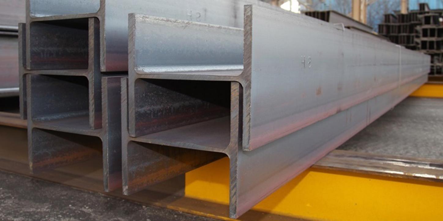 Thép Hình I 400 5 Kỹ sư đang thực hiện tính toán kết cấu dầm thép I trên bản vẽ kỹ thuật.