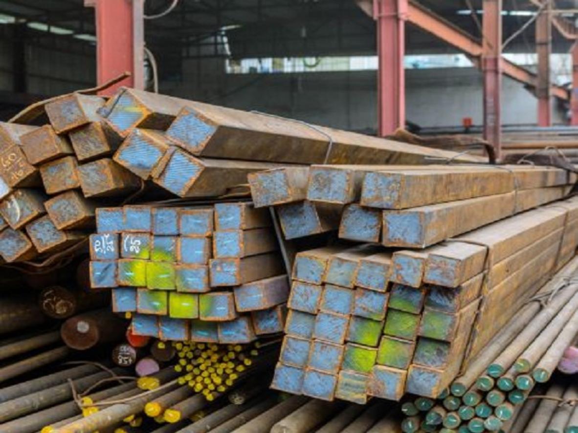 Thép Vuông Đặc 6X6 7 Collage hình ảnh các ứng dụng thực tế của thép vuông đặc: từ trục máy công nghiệp đến lan can mỹ thuật.