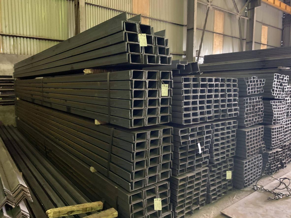 Tổng hợp hình ảnh các ứng dụng thực tế của thép hình U trong nhà xưởng, làm khung xe tải và xây dựng cầu đường.