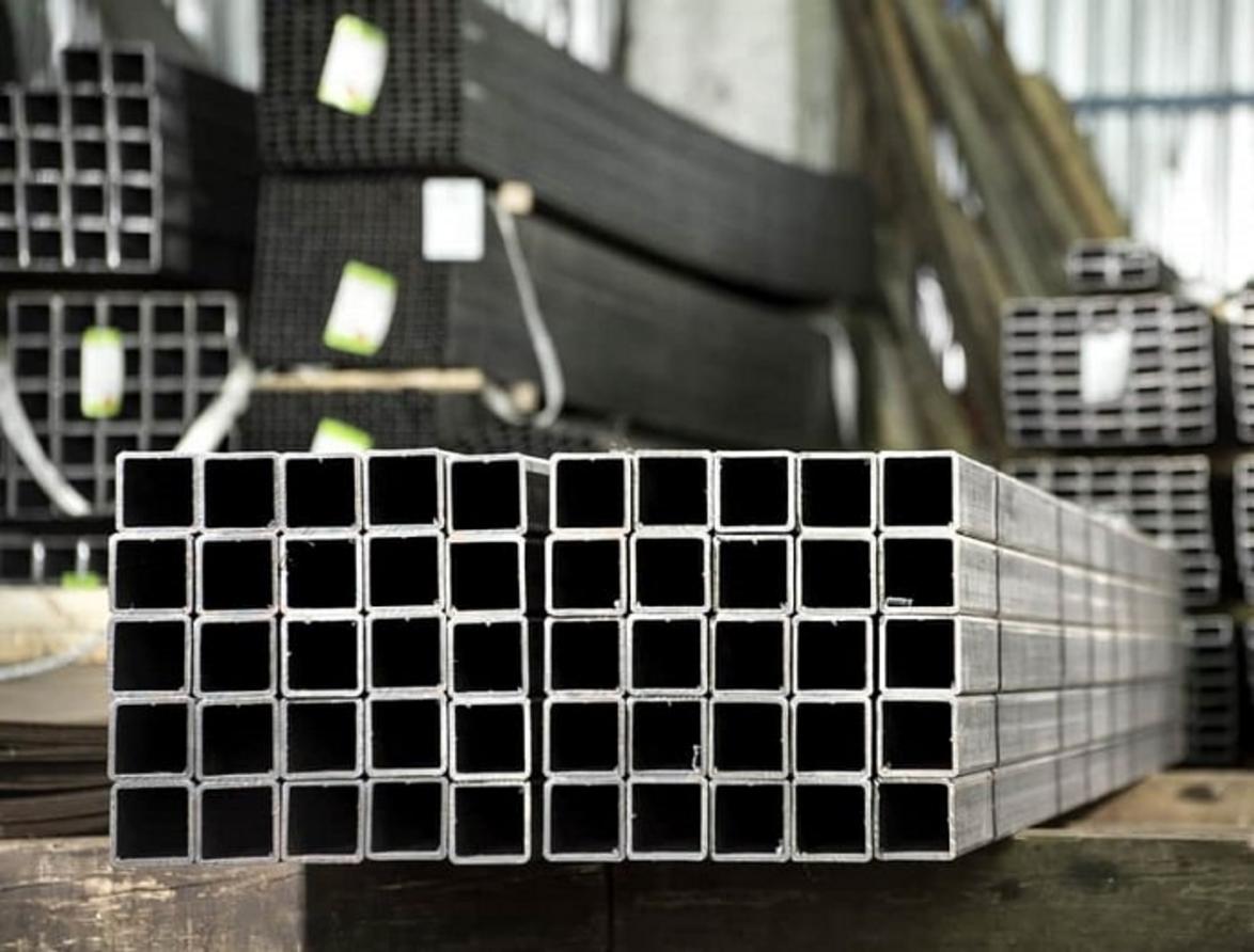 Thép hộp vuông được sử dụng rộng rãi để làm cột và khung kèo cho nhà xưởng công nghiệp.